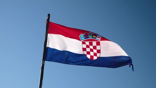 Drapeau de la Croatie flottant dans le vent