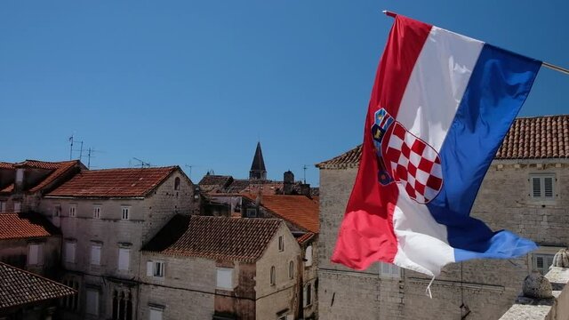 Drapeau de la Croatie flottant dans le vent &agrave; Trogir