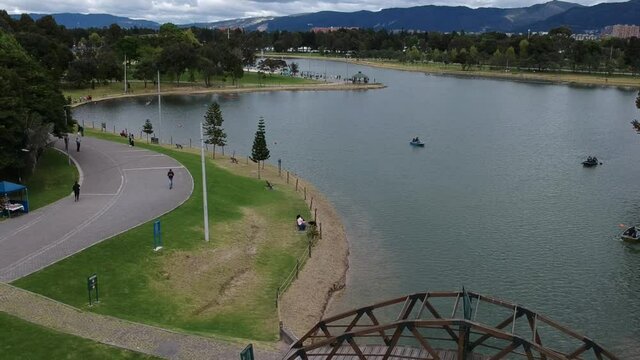 Vista a&eacute;rea con drone del Parque Sim&oacute;n Bol&iacute;var de Bogot&aacute;, Colombia