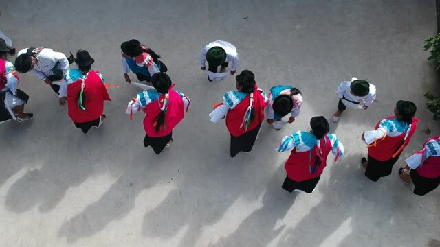 Tradiciones y cultura de Ecuador, tejidos, fuego y bailes para la Pachamama