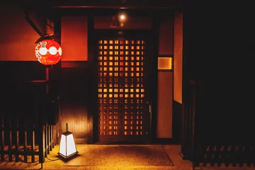 Poster Traditional wooden door entrance with illuminated laterns in the old town Gion district in Kyoto, Japan © Loes Kieboom