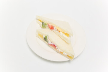 白い皿にのせたフルーツサンド