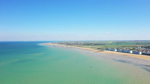 La plage de Juno beach &agrave; Bernieres-sur-Mer et le paysage normand au bord de la mer de la Manche dans le Calvados, en Normandie, en France et en &eacute;t&eacute;.