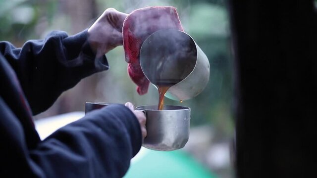 Sirviendo caf&eacute; en el campo 