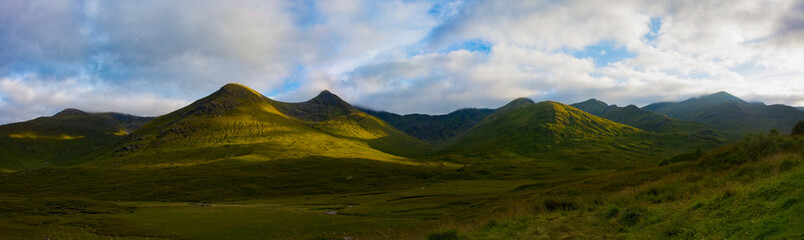 Fototapeta na wymiar scottish mountains panorama 