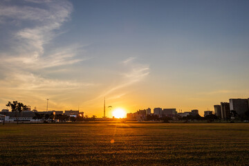P&ocirc;r do sol com voo de parapente em Bras&iacute;lia, Brasil.