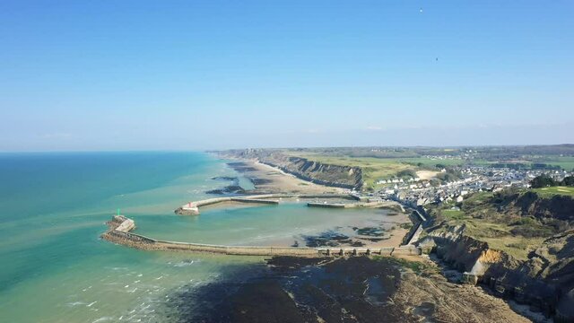 Les immenses digues du village de Port en Bessin en France, en Normandie, dans le Calvados, au bord de la Manche, au printemps.