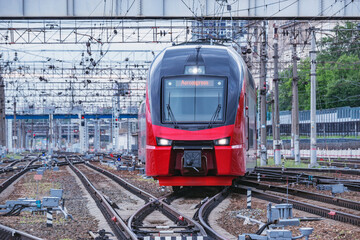 Obraz premium Passenger train from the airport approaches to the platform.