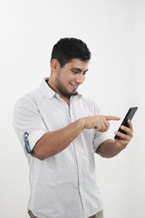 Hombre latino alegre revisa su celular
