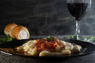 Pasta humeante elaborada con salsa. Concepto de comida en casa. Ñoquis de papa.  