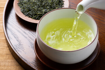 お茶を注ぐ