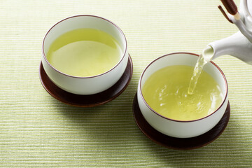 緑茶を注ぐ