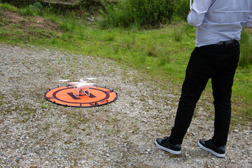 飛行前のドローンとパイロット