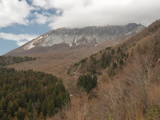 鍵掛峠から見る春の大山南壁