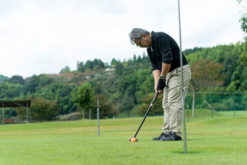 ゴルフを楽しむ男性