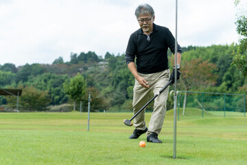 ゴルフを楽しむ男性