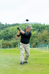 ゴルフを楽しむ男性