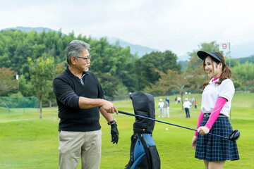 ゴルフを楽しむ男性と女性