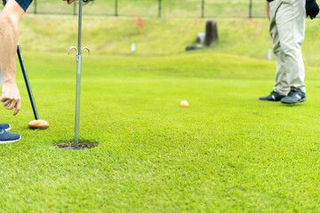 ゴルフを楽しむシニア男性