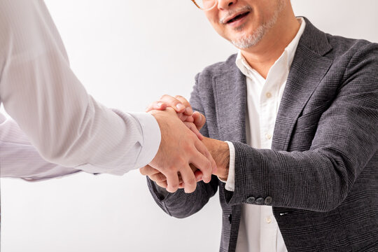 握手している男性二人
