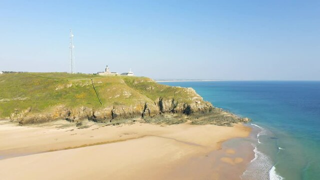 La plage de sable fin borde l'imposant Cap de Carteret en France, en Normandie, dans le Cotentin, &agrave; Barneville Carteret, en &eacute;t&eacute;.