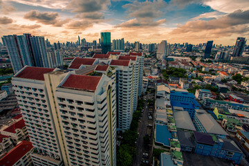 Naklejka premium The high angle background of the city view with the secret light of the evening, blurring of night lights, showing the distribution of condominiums, dense homes in the capital community