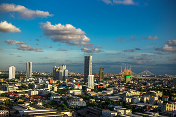 Obraz premium The high angle background of the city view with the secret light of the evening, blurring of night lights, showing the distribution of condominiums, dense homes in the capital community