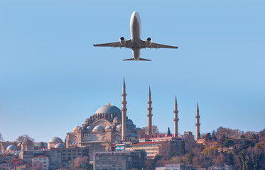 Fototapeta premium Airplane flying over Suleymaniye Mosque - Istanbul, Turkey
