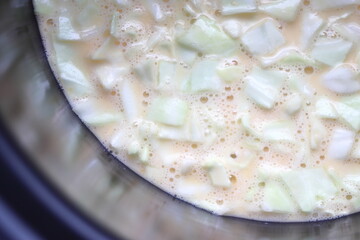 調理中の日本のお好み焼き－キャベツのみじん切り・小麦粉・卵