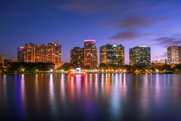 Fototapeta na wymiar Colorful sunset above Lake Eola and city skyline in Orlando, Florida