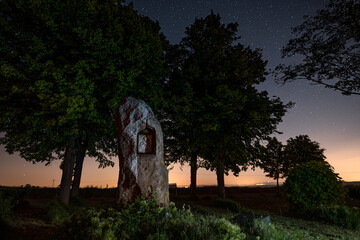 Menhir Saulheim bei Nacht