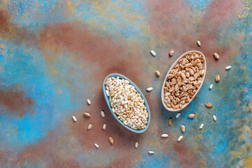 Puffed rice and wheat with honey.