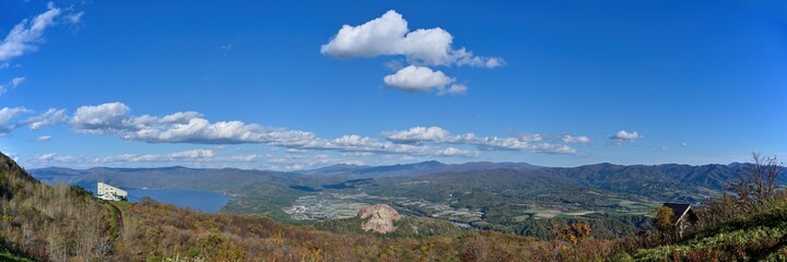 有珠山展望台から見た洞爺湖と紅葉のパノラマ情景＠北海道