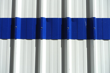 Palissade en métal bleue et blanche