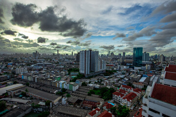 Obraz premium The high angle background of the city view with the secret light of the evening, blurring of night lights, showing the distribution of condominiums, dense homes in the capital community