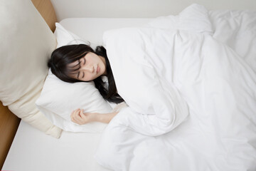 ベッドで眠る女性