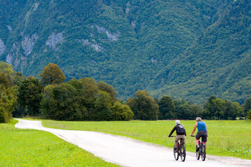 Obraz premium Couple cycling in the mountains