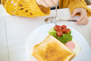 朝食を食べる女性