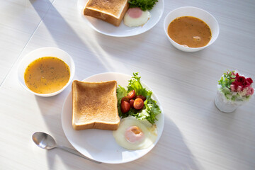 朝食を食べる女性
