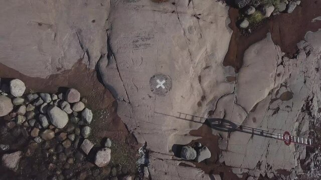 Vue de drone de bas en haut. Finlande. Paysage nature avec rocher, forêt, eau, croix dessiner sur la roche