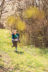 Obraz premium the boy walks along the forest path