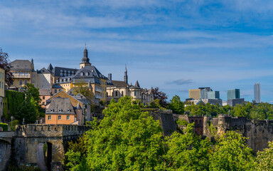 Fototapeta premium Panoramic view of Luxembourg-City, Luxembourg with medieval buildings and Kirchberg skyline seen from Corniche promenade
