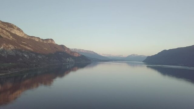 Vue de drone avant du lac, couleur d'automne. Coucher de soleil. Lac du Bourget, Savoie, France. Paysage des alpes avec lac, montagne, eau 