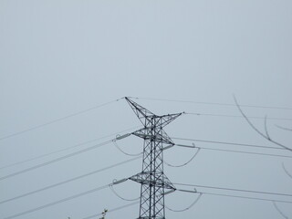 Cableado de la luz, en un cielo nublado con poca luz.