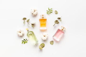 Obraz na płótnie Canvas Perfumery cosmetics set of perfume bottles and flowers