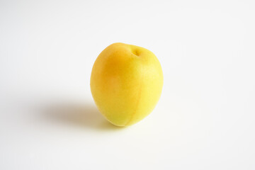 日本の梅の実を白バックで