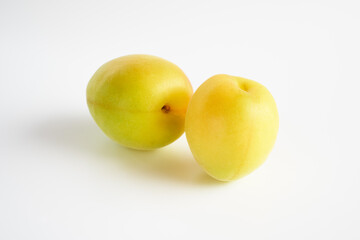 日本の梅の実を白バックで