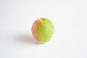 日本の梅の実を白バックで