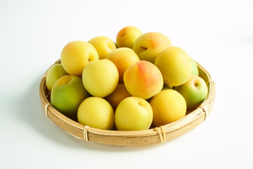 日本の梅の実を白バックで