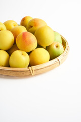 日本の梅の実を白バックで